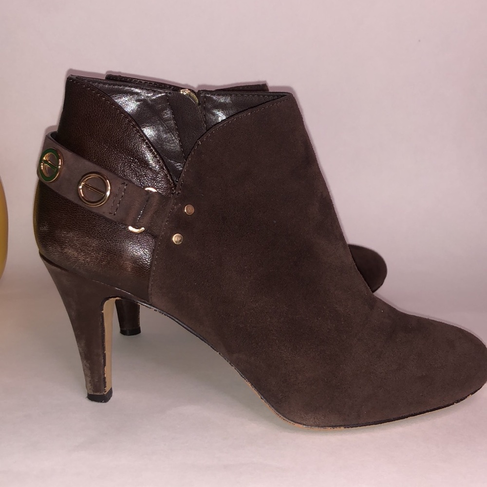 Vince Camuto Leather Ankle Booties || chocolate brown || gold zipper, hardware